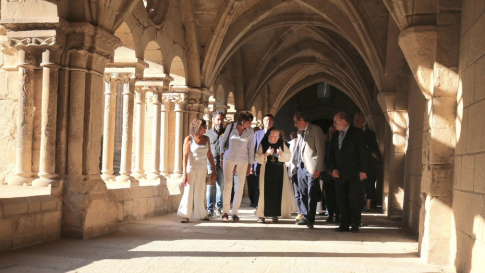El president de la Generalitat, Quim Torra, acompanyat per l'abadessa del monestir, Anna Maria Camprubí