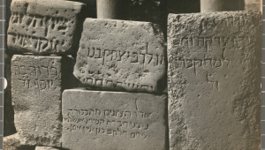 Cinc inscripcions hebrees en blanc i negre, a Girona
