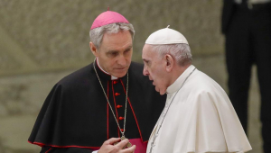 El secretari personal de Benet XVI s'esfuma del Vaticà