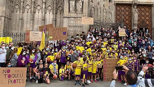 El CB Sant Josep de Badalona protesta frente a la Catedral de Barcelona