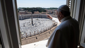 El Papa reprèn el rés del Regina Coeli amb fidels a la plaça de Sant Pere
