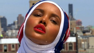 La primera top model a pujar a una passarel·la amb hijab ho deixa per les seves creences