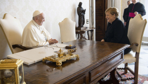 Merkel s'acomiada a Roma del Papa i de Draghi
