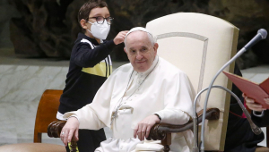 Un nen protagonitza l'audiència del Papa al seure al seu costat i intentar treure-li el casquet