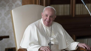 El papa Francesc estableix que les dones puguin donar la comunió i llegir la paraula de Déu