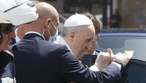 El Papa surt de l'hospital deu dies després de la seva operació