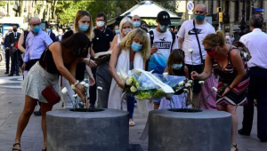 El "Cant del ocells" i clavells per recordar a la Rambla de Barcelona les víctimes del 17A