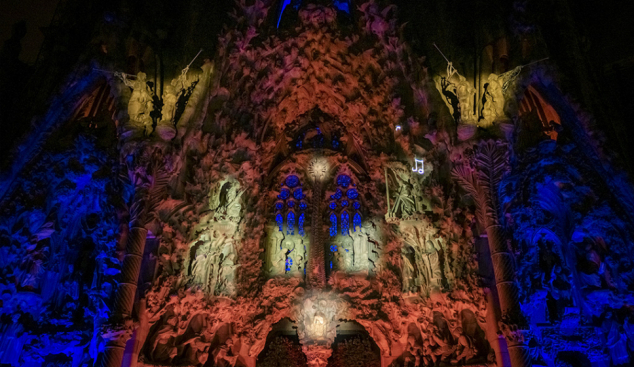  La Sagrada Família il·lumina la façana del Naixement en format digital