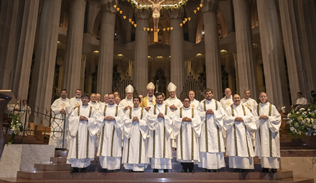 S'ordenen vuit diaques a la Sagrada Família