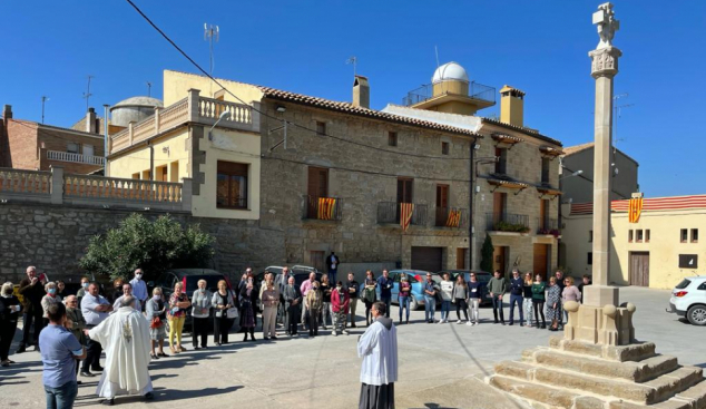 Ossó de Sió beneeix la Creu de Terme després de la seva restauració