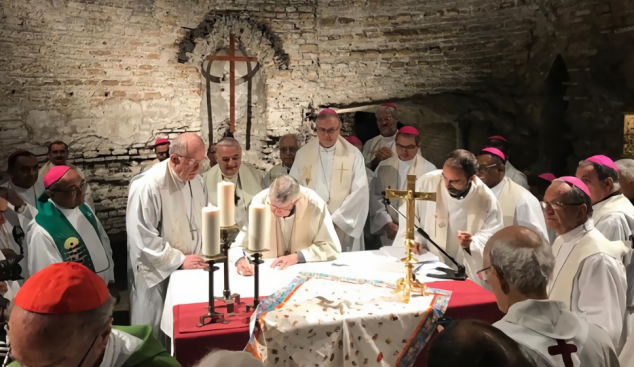 Un grup de bisbes renova el "Pacte de les catacumbes" per una església pobra