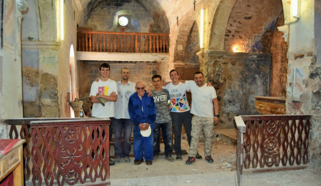 El bisbe Xavier i els seminaristes col·laboren en les obres de restauració de l’església de l’Espà