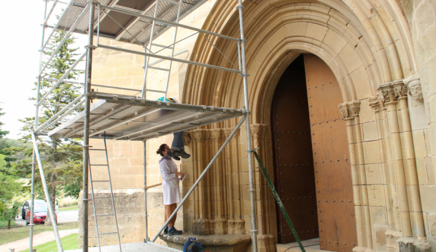El Monestir de les Avellanes inicia la restauració de la porta gòtica de l’església 