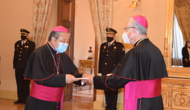 Joan Enric Vives rep les cartes credencials del Nunci Apostòlic