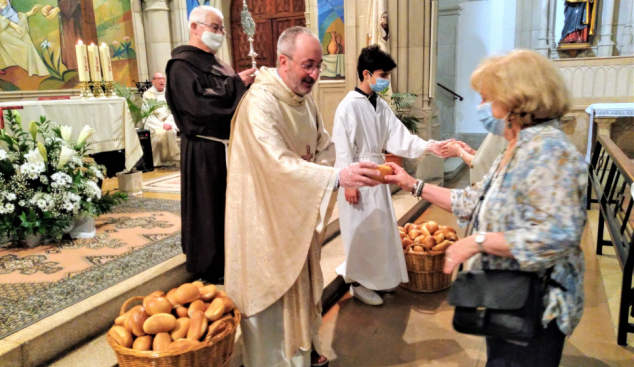  Els frarets de Lleida reparteixen 600 panets beneïts en la Festa de Sant Antoni Pàdua 
