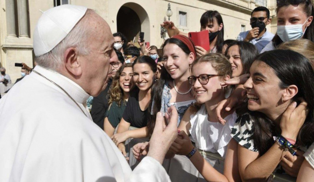 Papa Francesc: “Les dones, indispensables per a un món que sigui casa per a tots”