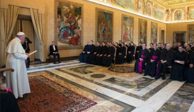 El Papa demana als futurs diplomàtics del Vaticà que facin una experiència de missió d'un any