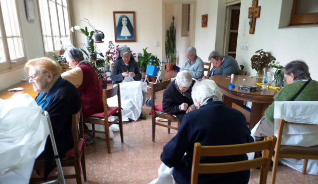 Religioses de la Seu d'Urgell confeccionen llençols pel Sant Hospital