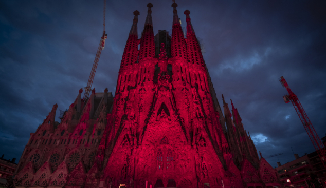 La Sagrada Família s’il·lumina de vermell en favor de Càritas 