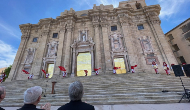 Tortosa inaugura la façana renovada de la catedral