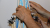 Una persona invident tocant els detalls de la nova maqueta tàctil de la Torre de Maria de la Sagrada Família | Eli Don, ACN