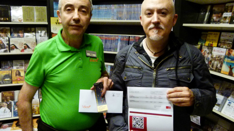 El llibreter Pere Àlvarez junt amb el guanyador del sorteig, Fernando Cortés.