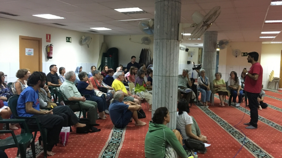 Els visitants a l’oratori musulmà Camí de la Pau pregunten als membres de l’entitat els seus dubtes sobre l’islam.