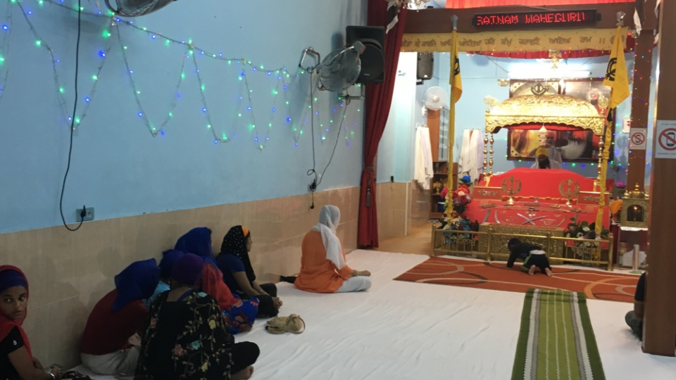 L’interior del temple Sikh Gurdwara del carrer Hospital al principi de la visita.