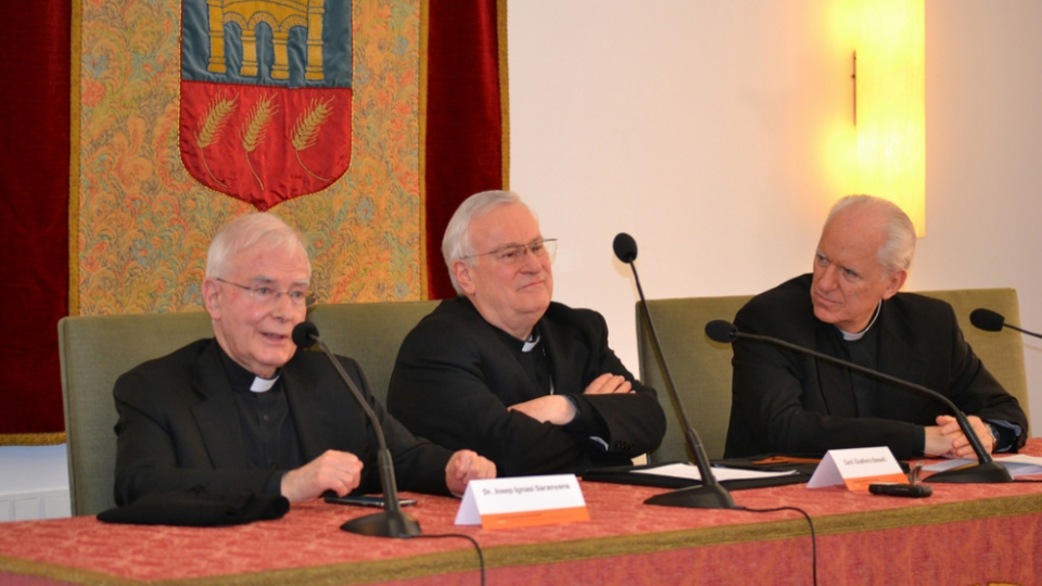 Josep-Ignasi Saranyana presentant el cardenal Bassetti [Foto: Opus Dei]