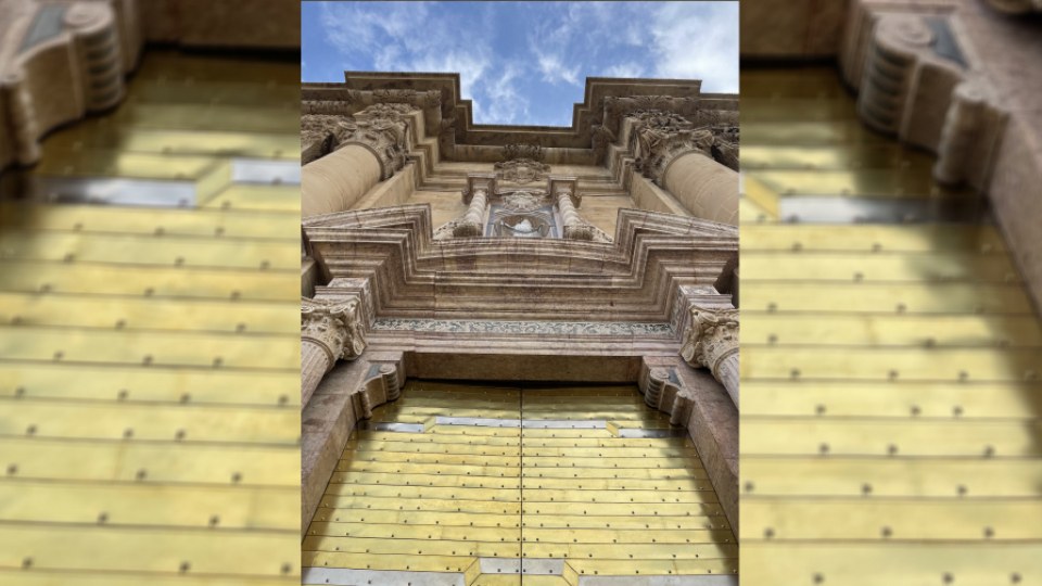 Fotografia: Detall de la nova porta de la Catedral de Tortosa | Bisbat de Tortosa.