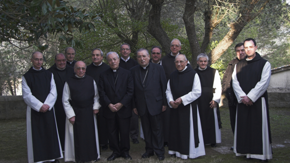 La comunitat de Solius amb el bisbe Carles l'any 2007