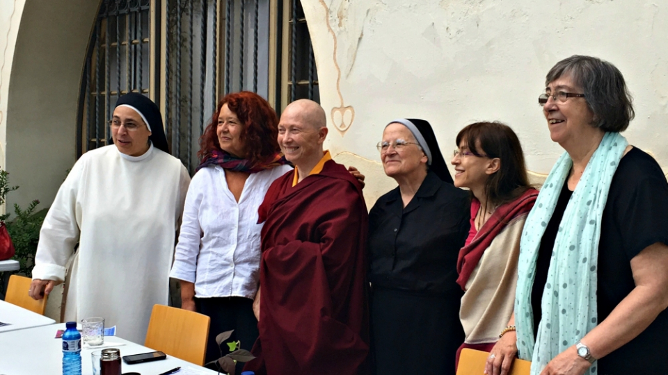 D'esquerra a dreta: Lucía Caram, Montse Castellà, Karma Lekshe, Griselda Cos, Lama Yeshe Chödrön i Berta Meneses / CR.