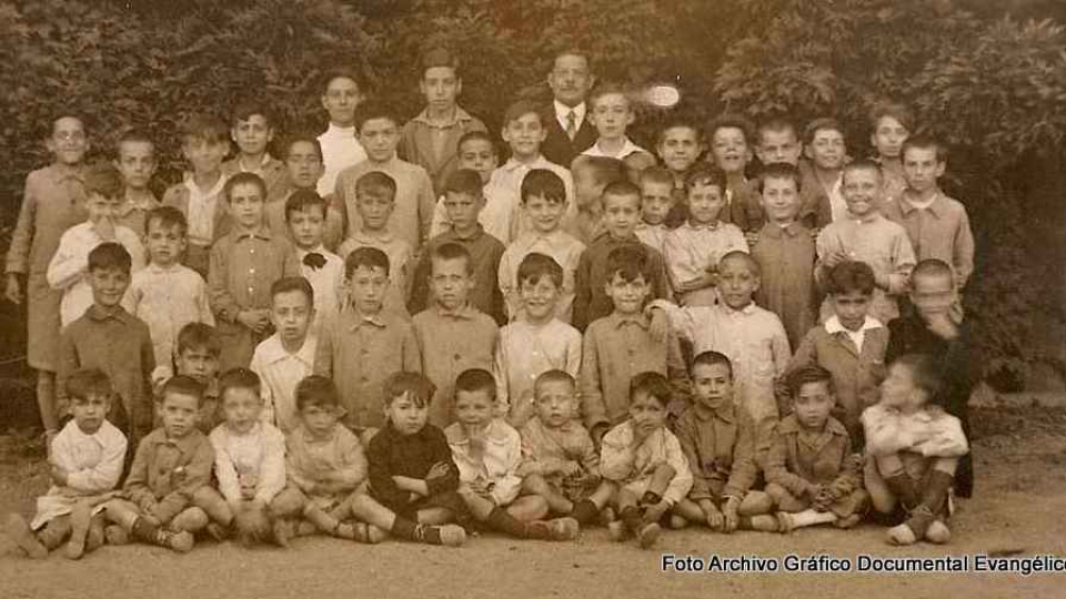 Fotografia: Escola evangèlica del carrer Ferlandina 1900.