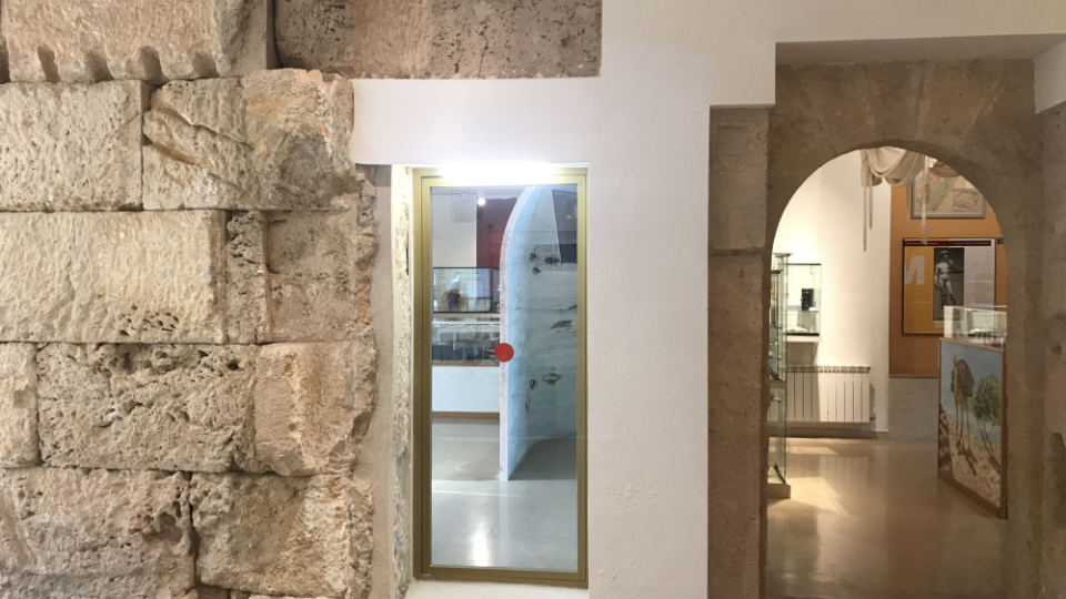 Sales del Museu Bíblic amb restes romanes ubicades als porticats i a l’exedra oriental del recinte de culte imperial.