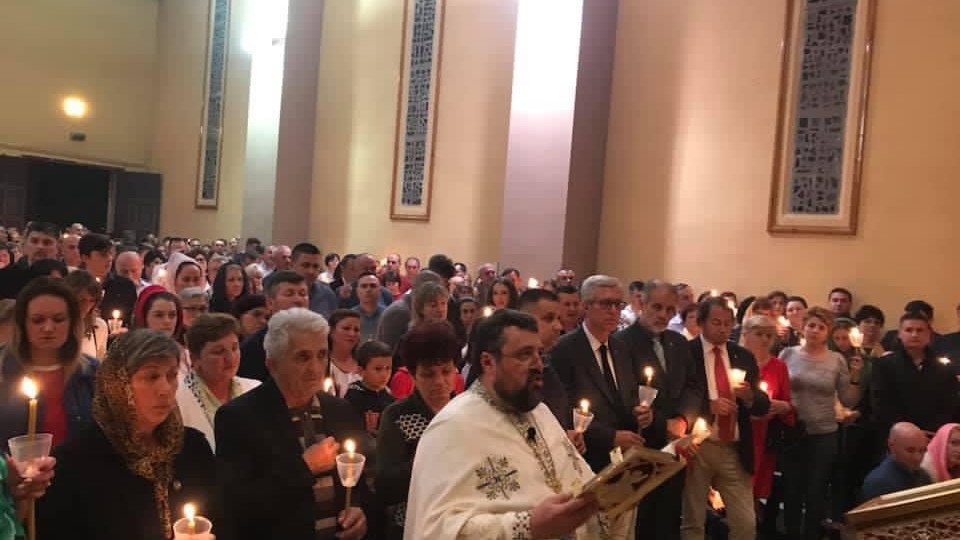 El pare Vasile, durant la celebració de la Pasqua a la comunitat romanesa de Tarragona