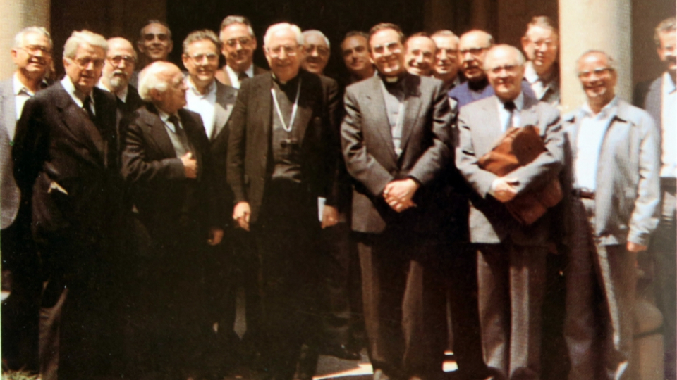 Els vicaris episcopals amb el cardenal Jubany i Martínez Sistach el 1989[Foto: Església i País]