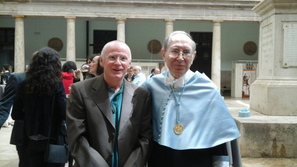 Fotografia: El pare Massot a la Universitat de València quan va ser investit Doctor Honoris Causa