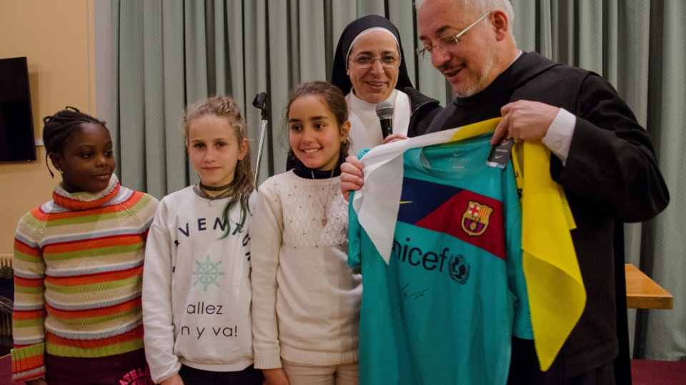 pare Ignasi amb nenes de #Invulnerables lliurant mocador de la visita papal i samarreta del FCBarcelona  Fotografía Rubén quintas Fernández