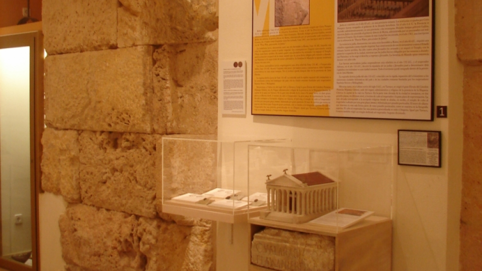 Museografia que incorpora mur romà
