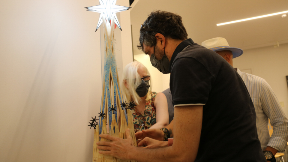 Un grup de persones cegues tocant la nova maqueta de la Torre de Maria de la Sagrada Família | Eli Don, ACN.