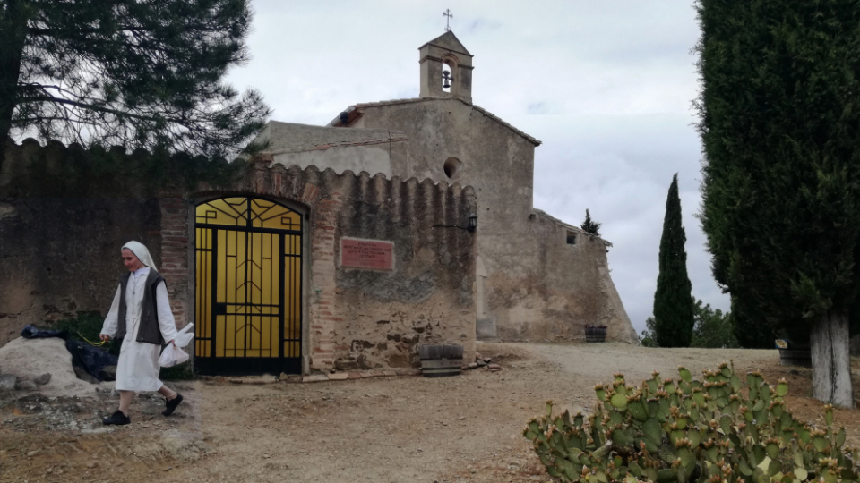 Sònia Sapena, el juny de 2019, davant la porta d’accés a la casa de l’ermita.