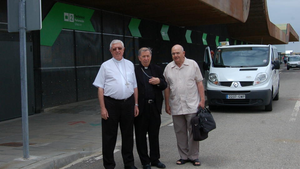 El bisbe emèrit Joan Piris, el bisbe Salvador Giménez i l'administrador Ramon Prat a l'aeroport d'Alguaire.